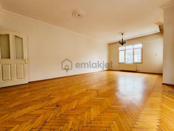 İçerenköy De Küçükbakkalköy Yolu Caddesi Üzeri Kiralık Geniş 3+1 1