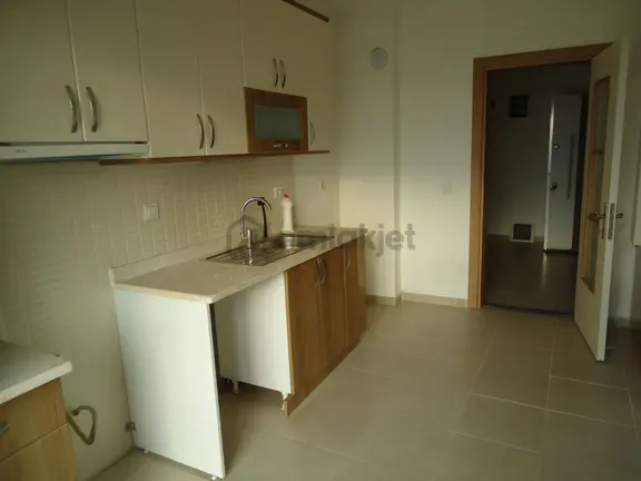 Krc'den Merkezi Konutta Manzaralı Kiralık 3+1 Daire 1