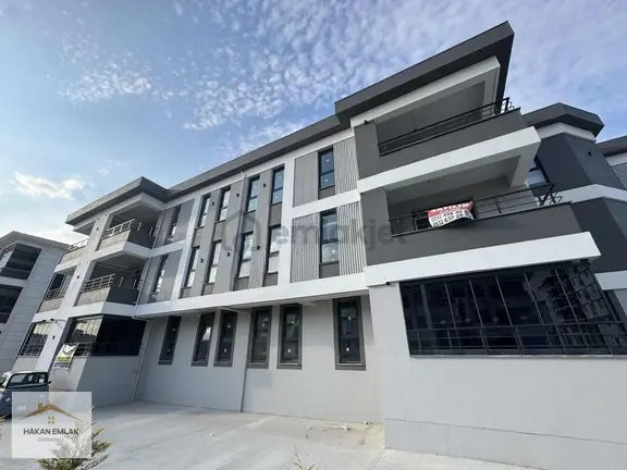 Hakan Emlak'tan Fen Lisesi Caddesi Civarı Kiralık 2+0 Kiralık 1