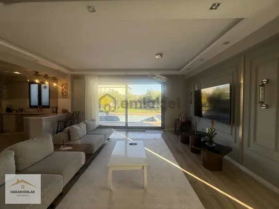 Hakan Emlak'tan Yüzme Havuzlu Eşyalı 4+1 Satılık Villa 1