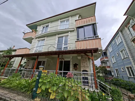 Karasu Aziziye'de Geniş Verandalı Satılık 2+1 Eşyalı Daire 2