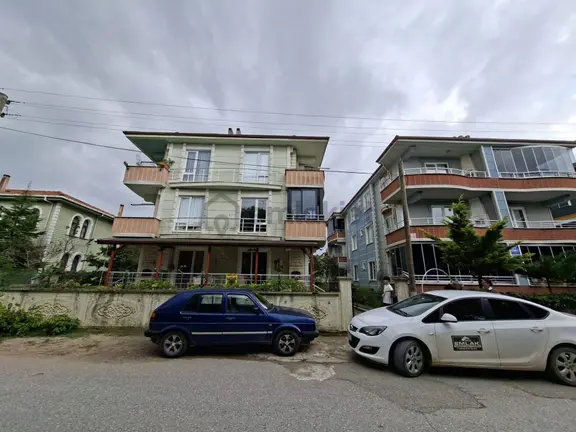 Karasu Aziziye'de Geniş Verandalı Satılık 2+1 Eşyalı Daire 1