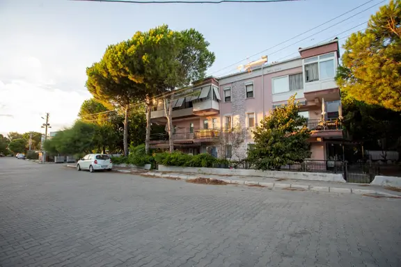Foça Atatürk Mah. Satılık 2+1 Bahçe Katı Kapalı Mutfaklı Daire 2