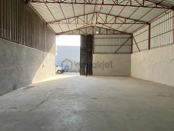 Yenigöl'de 250 M2 Kiralık Depo ( Ofis+wc ) 1