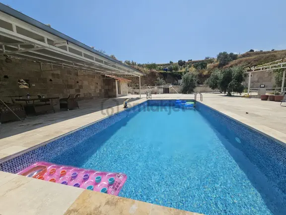Hacıbey'de Satılık Eşsiz Güzellikte Havuzlu Komple Eşyalı Villa 1