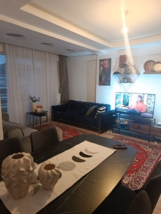 Tramvay Durağına 3 Dakika Mesafede Geniş Ayrı Mutfaklı Daire 1
