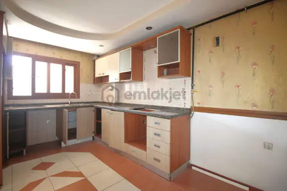 Retro’dan Menteş Mah’de Geniş Metrekare Site İçi Doğalgazlı Kiralık 4+1 2