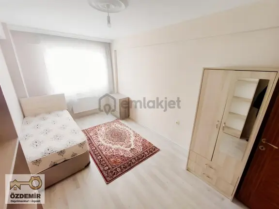 Özdemir'den Anadolu Ünv. İçem Kapısı Yakını Kiralık Eşyalı 1+1 1