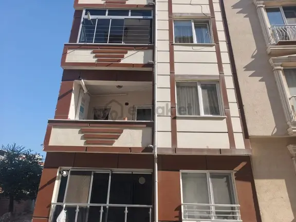 Duru Emlaktan Merkezde 2+1 8yıllık Bina 1
