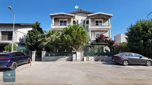 Narlıdere Sahilevleri'nde Denize Yakın Bahçeli Kiralık Villa 1