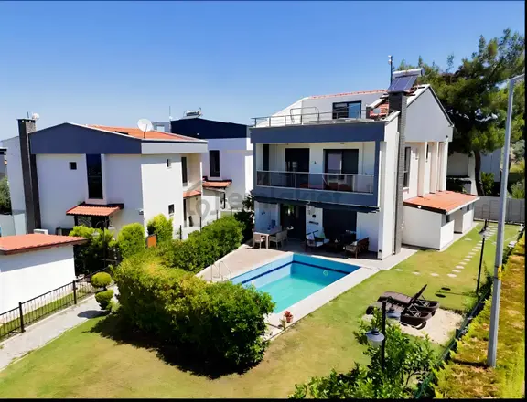 Kuşadası Soğucakta Özel Havuzlu 4+1 Tripleks Villa | 200 M² 2