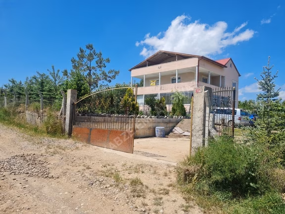 Kabze Emlaktan Çöken Mevkiinde 3200 M2 Üzerinde 300m2 Satılık Ev 1