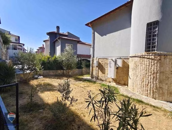 Kuşadası’nda Site İçinde 4+1, 3 Katlı, 4 Cepheli Kiralık Villa | Boş & Eşyasız 2