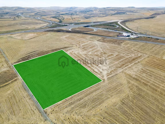 Alaçatı'dan/tek Tapu/niğde Otoban Yakını/13.748metre Kare Tarla/ 1