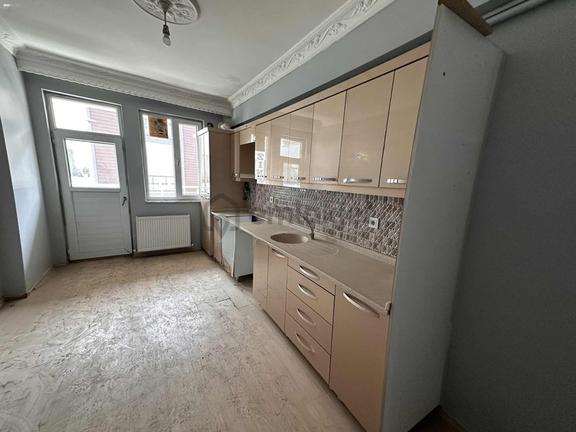 İks Emlaktan Kiralık 3+1 Daire Ara Kat 2