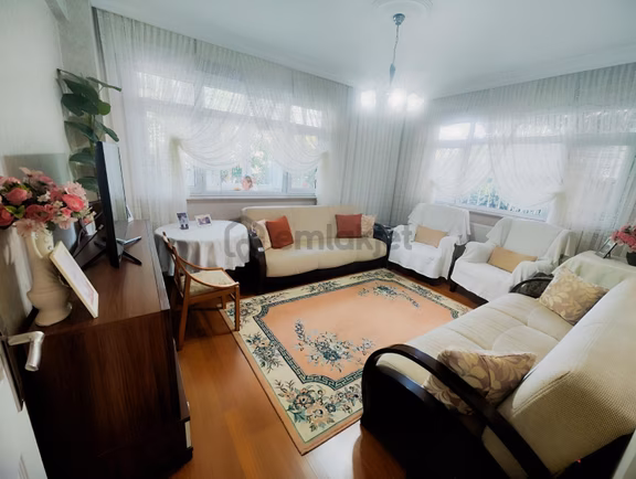 Merter Akpınar Sk Çok Temiz Bahçe Kullanımlı 2+1 Otoparklı Daire 1