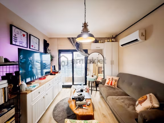 Bostanlı Sahile Yakın Otoparklı Eşyasız 1+1 Kiralık Daire 1