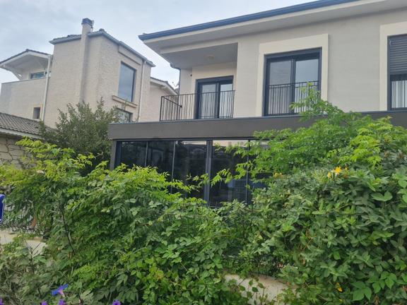 Güzelbahçe Yelki De Kolejler Bölgesınde Bahçeli Kiralık Villa 1