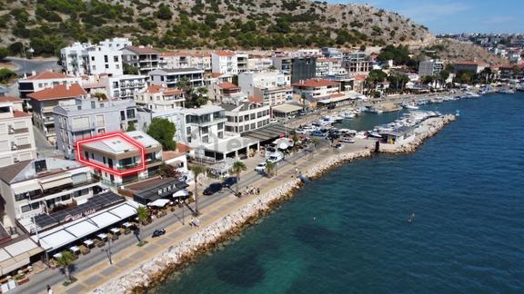 Çeşme Sahilde Denize Sıfır Eşsiz Konumda Önünden Denize Girilebilen 2+1 Satılık Dubleks Daire 1