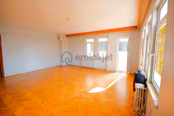 Kiralık Daire 3+1 Ana Cadde Üstünde 150 M2 Metroya 5 Dk Mesafede 1
