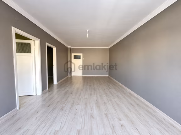 Uzman Emlak Ofisinden İncirli Mh.de Katta Merkezi Konumda Y.emre Cad Yakını Ön Cephe 3+1 Daire 2