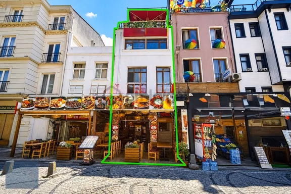 Sultanahmet'te İşlek Noktada Tadilatlı Manzaralı Dükkan / Bina 2