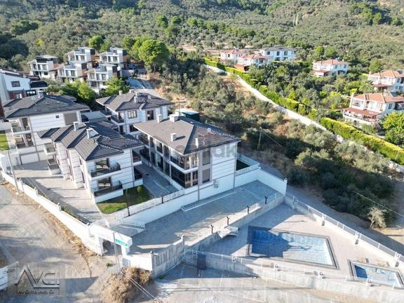 Avcıdan Güre Havuzlu Site Otoparklı Manzaralı 2+1 Daireler 1