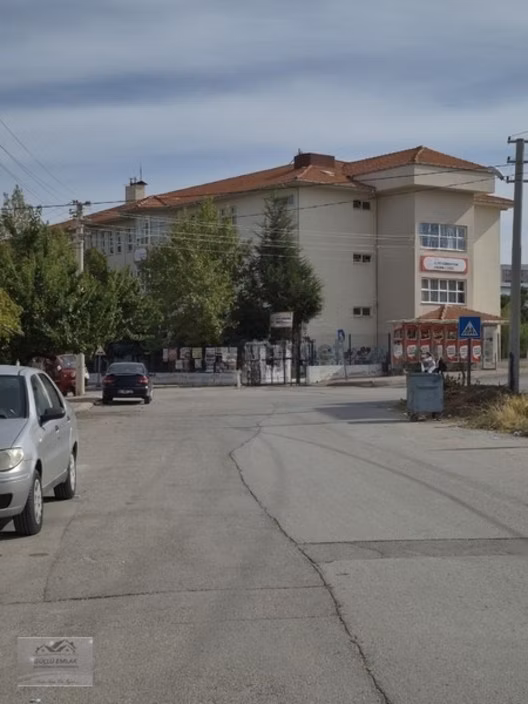 Atatürk Mahallesinde Alper Günbayram Lisesinin Karşısında Arakat 2
