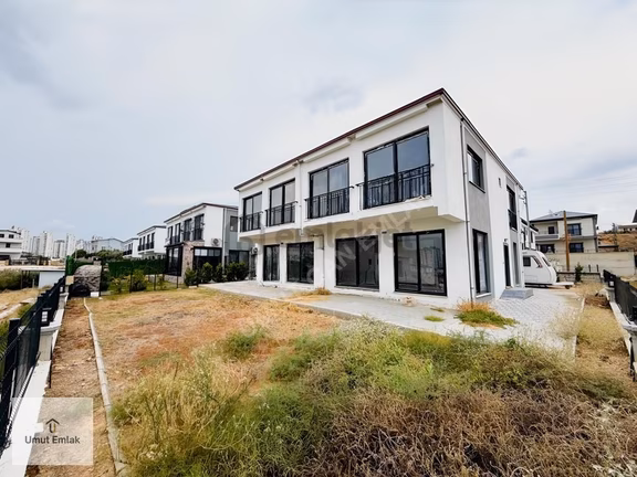 Çarkıparede Site İçerisinde İskanlı Geniş Bahçeli Villa 1
