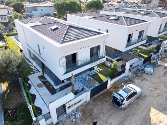 Butik Bir Sıte Icerisinde-özel Havuz-otopark-bahçe-merkezi-ultra Lüx-450 M2-tamamı Müstakil 2