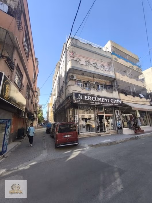 Emin Ağa Caddesinde Köşe Başı Güney Cephe 1 İşyeri 3 Daire 1