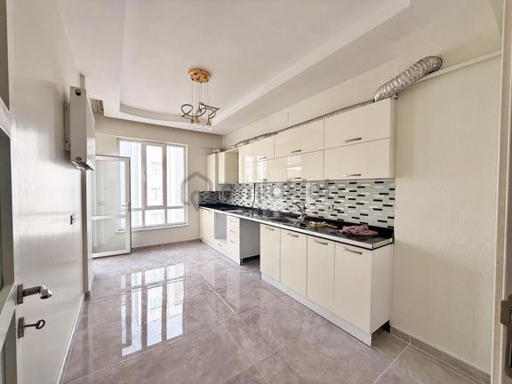 Karacaahmet'de Cadde Üzr. Arakat Bakmlı Geniş Oturm 2+1daire 2