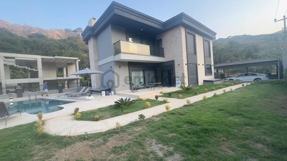 İçmeler'de Deniz Yakını, 570m² Arsa İçinde, Havuzlu 5+2 Villa 1