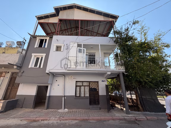 Arve’den Toroslar Mah'de Köşe Başı Bakımlı Komple Satılık Bina – Yatırımlık Fırsat 1