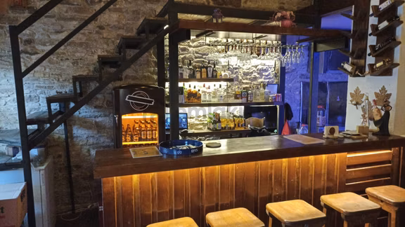 Foça’da Devren Kiralık Tapulu Restoran & Lokanta | Şömineli, Loft Katlı 2
