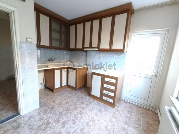 Sütlüce Mahallesi Pazar Yeri Yakını Bakımlı Kiralık 2+1 Daire 2