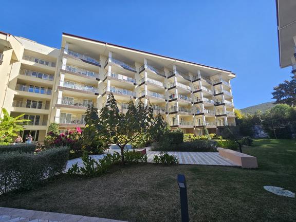 Kuşadası Ramada Resort'te Köşe Konumunda Satılık 2+1 Bahçe Katı 1