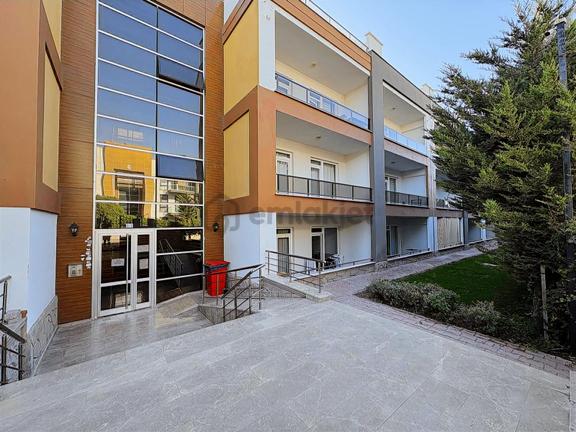 Özlem Yardımcı'dan Tramvay Hattında Eşyalı Kiralık 1+1 Daire 1