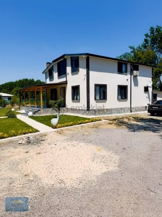 Uzunçınar'da Lüks Havuzlu Villa 1720 Mt2 Arsa İçinde 2