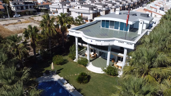 İzmir'de Denize Sıfır Özel Havuzlu Satılık Malikane 1
