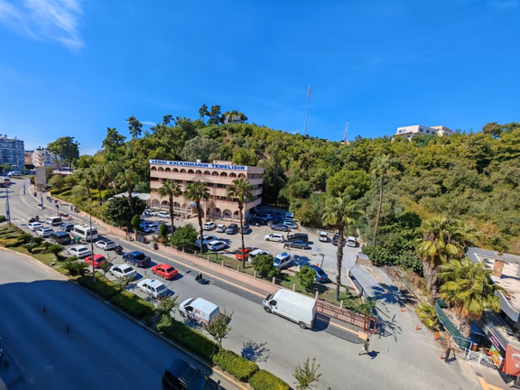 Manavgat Vergi Dairesi Karşısında 3+1 Eşyalı Asansörlü Çarşı İçi 2