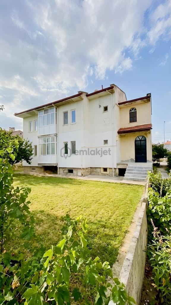 Afyon Uydukentte Konumuyla Öne Çıkan Yenilenmiş 3+1 Daire 1