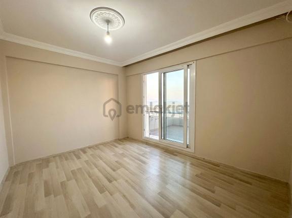 Bayraklı Muhittin Erener Mahallesi'nde 1+1 Kiralık Daire 1