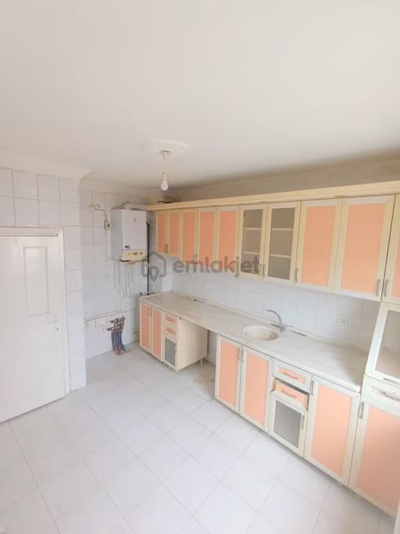 Hemdem Gayrimenkul'den Topçu'da 14.cadde Üzeri Ön Cephe 3+1 Kiralık Daire 1