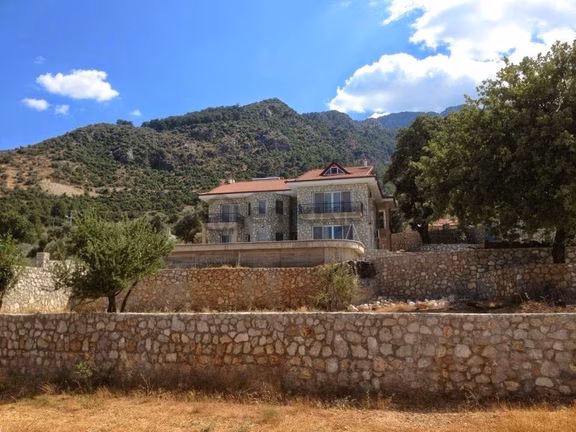 Fethiye Bozyer'de Doğa Manzaralı Havuzlu 5+1 Müstakil Villa+arsa 2
