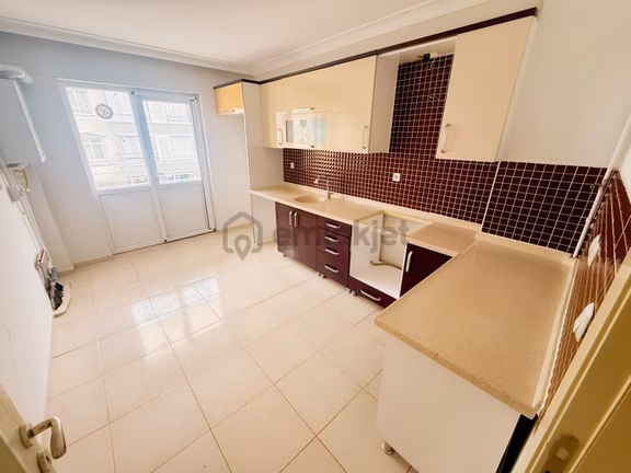 Keçiörende 3+1 Genişkulanişlı Köşe Başi Cadde Yanı İskanlı Daire 2
