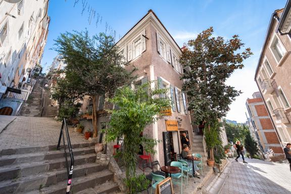 İzmir Karataş'ta Satılık Rum Evi Ve Kırkmerdiven Cafe 1