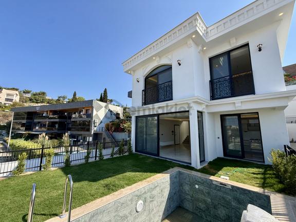Kuşadası Kadınlar Denizi'nde Özel Havuzlu 4+1 Müstakil Villa 1