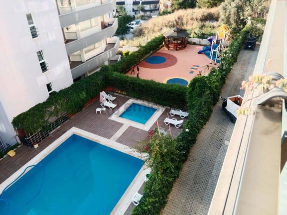 Kuşadası'nda Eşyalı, Havuzlu Sitede Geniş 2+1 Satılık Daire 1