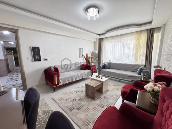 Sevinç'ten Servet Çırpan Caddesi Üzerinde Pazara Yakın 2+1 Daire 2